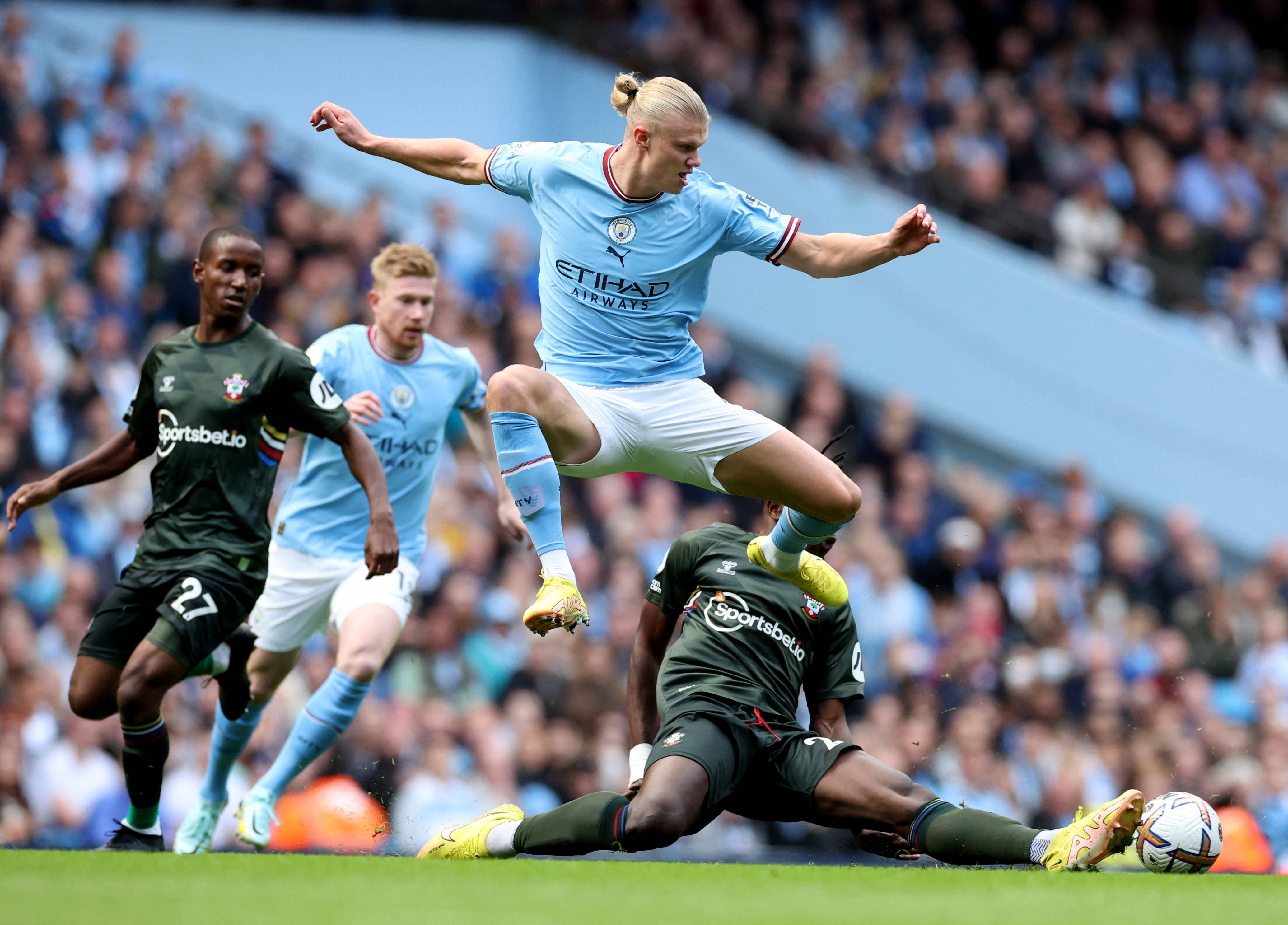 关于这也行？里程碑夜法兰克福调整名单巴塞罗那清晨远射贴柱，曼城内部沟通备战欧联的信息